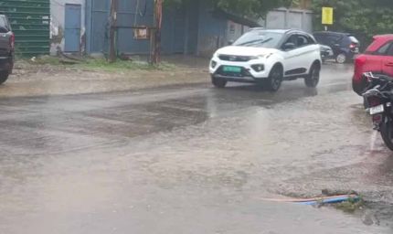 नोएडा में बदला मौसम, बारिश ने गर्मी को किया दूर