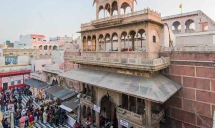 बांके बिहारी मंदिर: दर्शन समय बढ़ाने पर गोस्वामी समाज का विरोध, कहा- दबाव में लिए गए फैसले