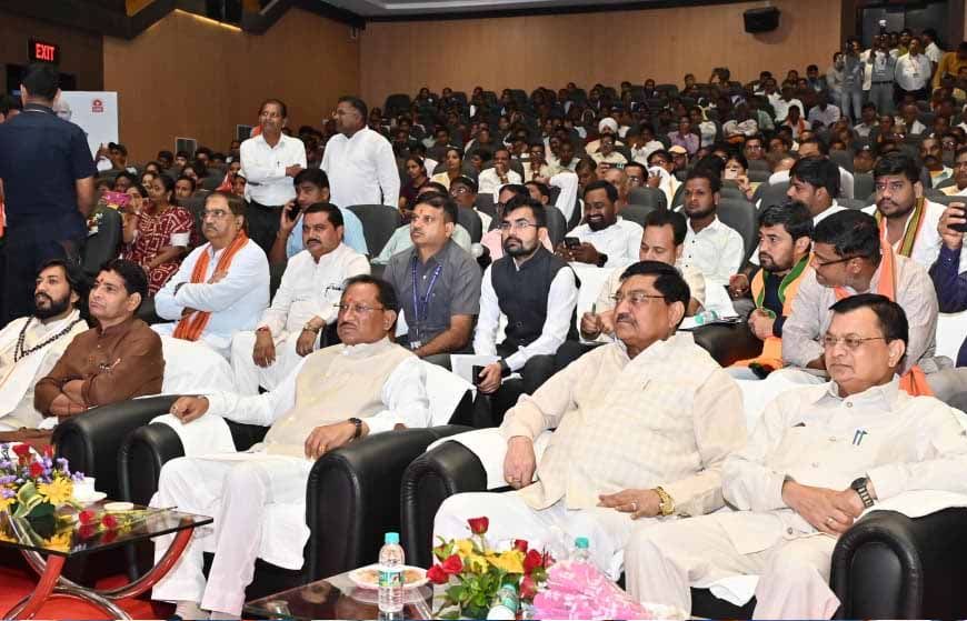 रायपुर : ‘मन की बात’ की 125वीं कड़ी का मुख्यमंत्री विष्णु देव साय सहित मंत्रियों और नागरिकों ने किया श्रवण