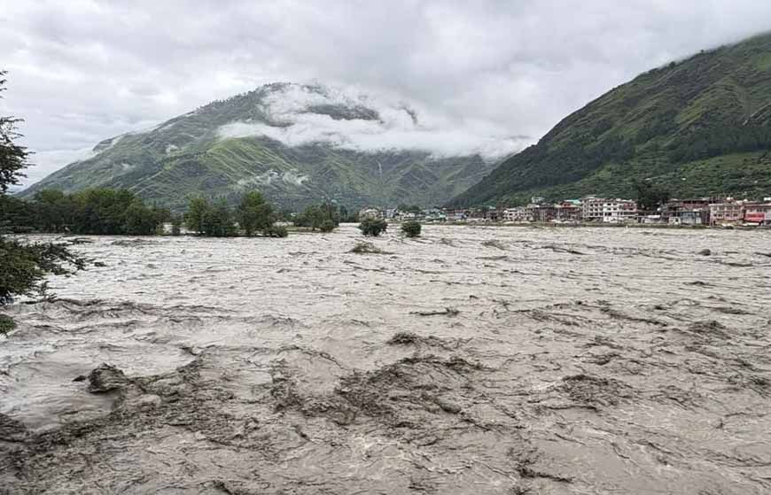 हिमाचल में भारी बारिश: 9 जिलों में कल स्कूल-कॉलेज बंद, मंडी में एम्बुलेंस पलटी