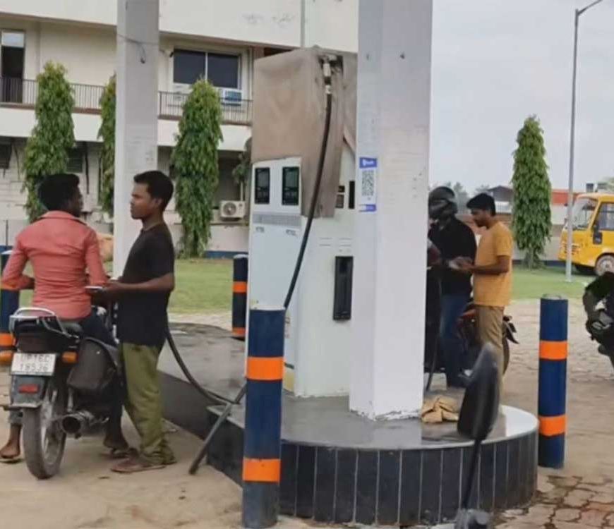 हेलमेट नियम की उड़ रही धज्जियां: पेट्रोल पंप पर बेधड़क मिल रहा पेट्रोल