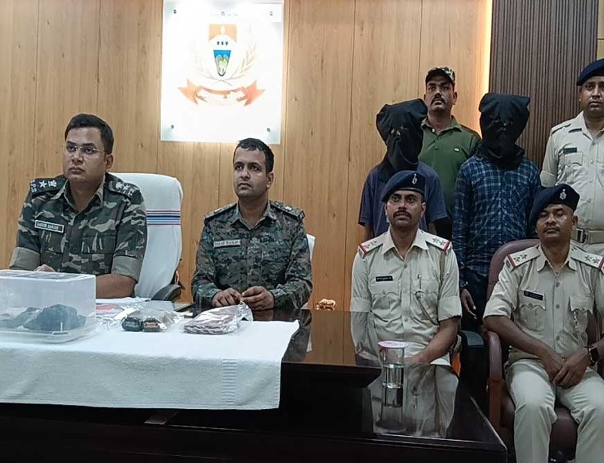 सारंडा जंगल से झारखंड पुलिस की बड़ी सफलता, 2 खूंखार नक्सली गिरफ्तार
