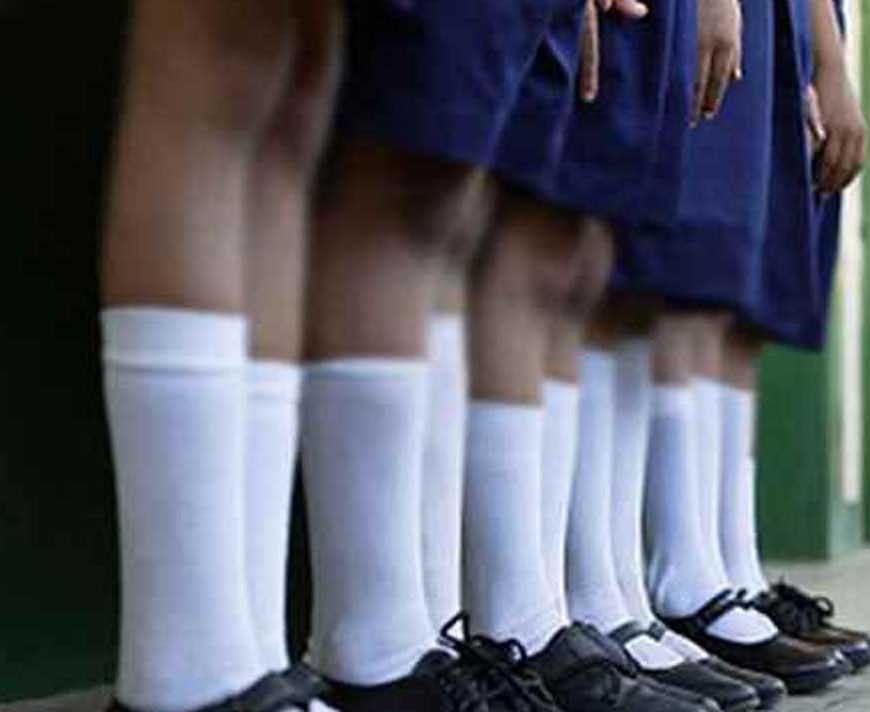 कक्षा में अनुशासन सिखाने के नाम पर बर्बरता: तीन छात्राओं की पिटाई, शिक्षिका निलंबित