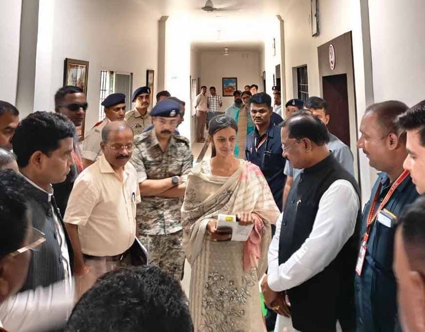 बाढ़ में बही पुस्तकें, टेबलेट भी हुआ खराब, पर नहीं रुकेगी पूनम की प्रतियोगी परीक्षा की तैयारी