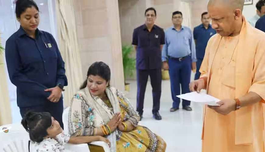 'जनता दर्शन': स्कूल में प्रवेश को लेकर सीएम से मिलीं नन्ही मायरा