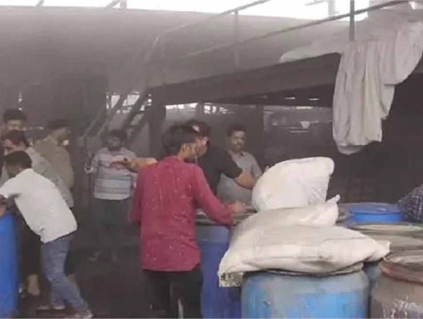 सूरत की कपड़ा मिल में धमाका, भीषण आग से 2 मजदूरों की मौत, 22 घायल