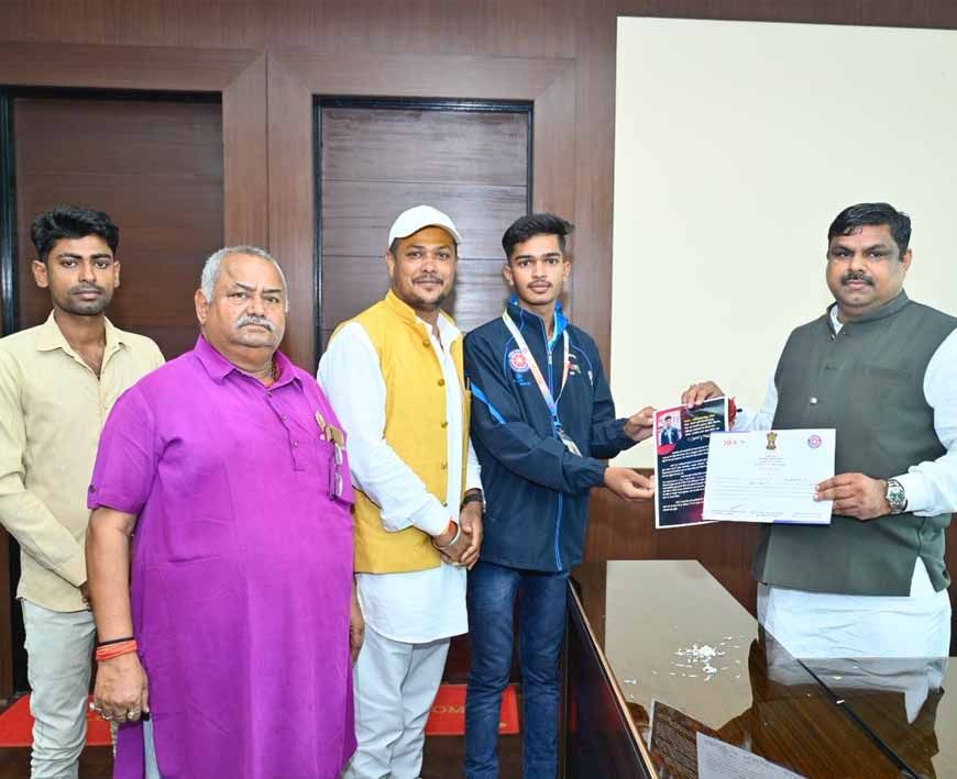 रायपुर : शिक्षा मंत्री श्री गजेन्द्र यादव से श्री ओमप्रकाश सेन ने की सौजन्य भेंट