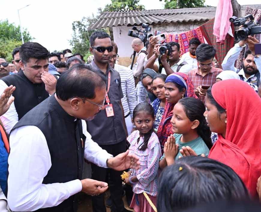 बाढ़ प्रभावितों का हाल जानने उनके बीच पहुँचे मुख्यमंत्री साय: अधिकारियों को राहत एवं पुनर्वास कार्यों में तेजी लाने के निर्देश