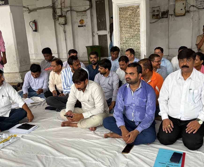 अवैध कब्जा हटाने गई सरकारी टीम पर ही एफआईआर,लेखपालों और नायब तहसीलदारों ने FIR खत्म करने को लेकर दिया धरना