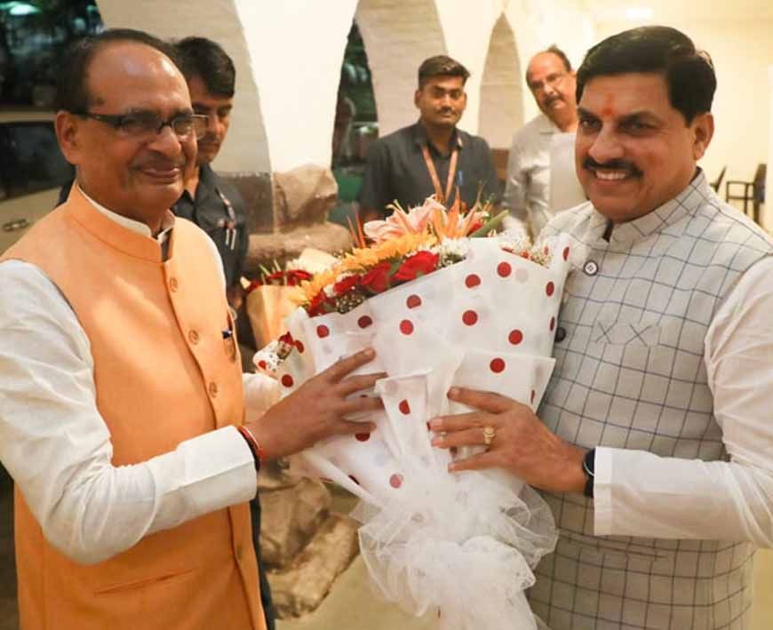 भोपाल: सीएम शिवराज सिंह यादव डॉ. मोहन यादव ने पुष्पगुच्छ से किया स्वागत