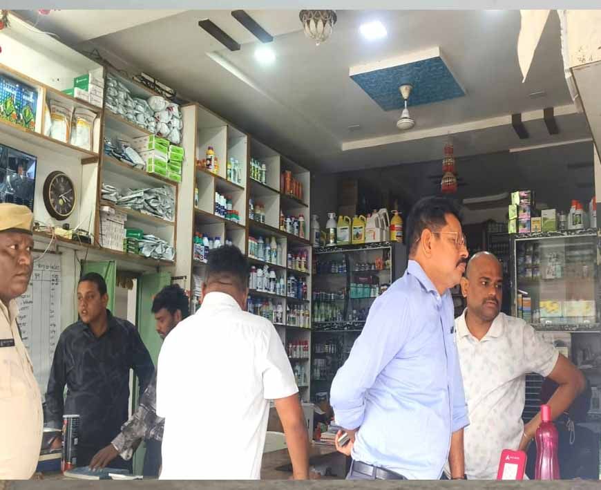 महासमुंद : बसना-पिथौरा उर्वरक दुकानों का औचक निरीक्षण