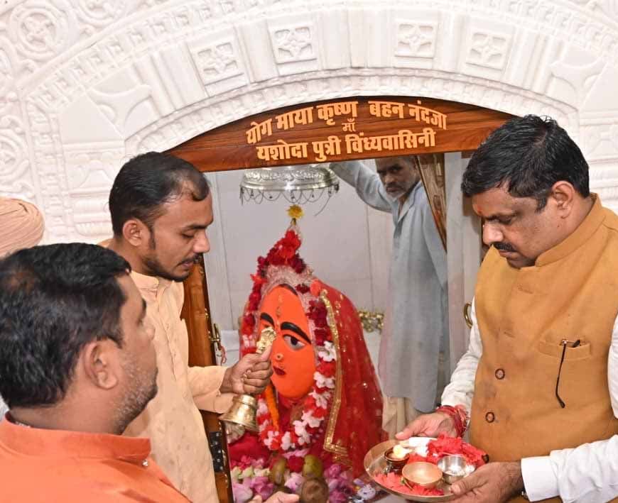रायपुर : स्कूल शिक्षा मंत्री गजेन्द्र यादव ने धमतरी में माँ विंध्यवासिनी मंदिर में की पूजा-अर्चना