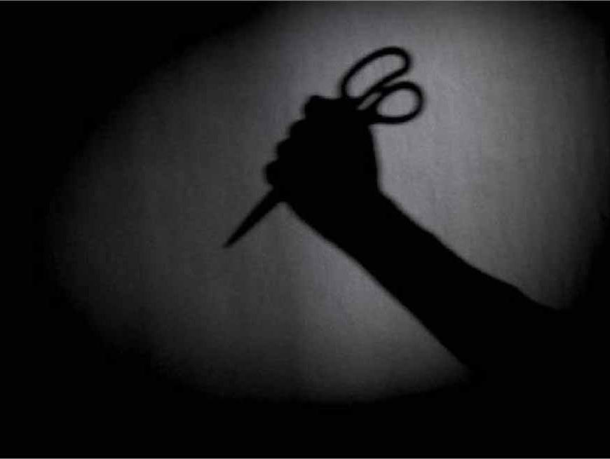 प्रेमिका निकली धोखेबाज, जेल से छूटते ही युवक ने कैंची से किया हमला