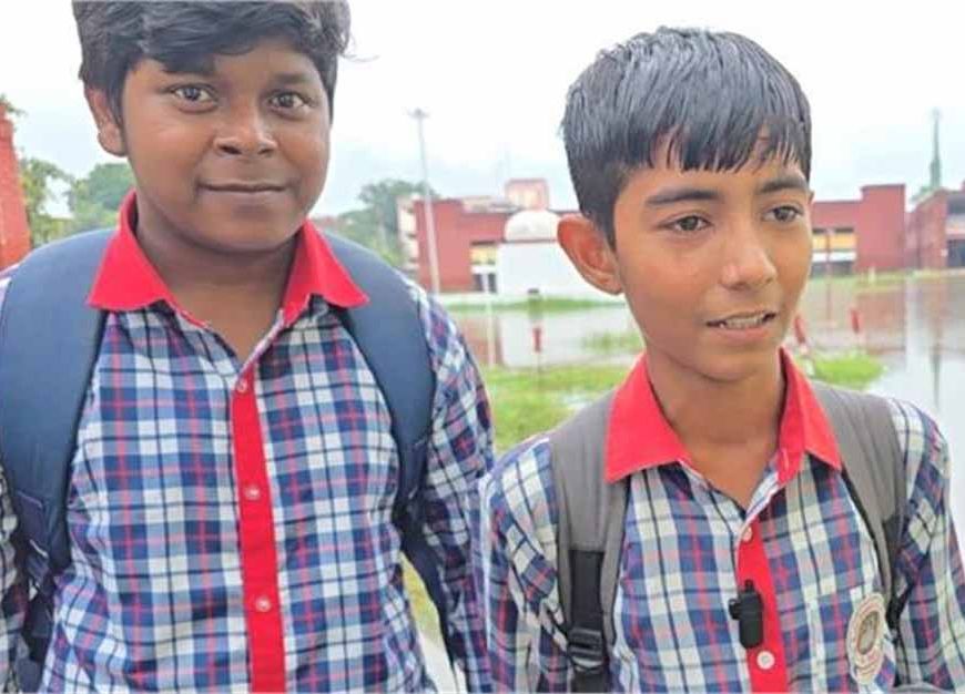 भय के साये में पढ़ने को मजबूर हैं ये ​विद्यार्थी, हाथों में किताब, नजरें पानी से निकलने वाले सांपों पर