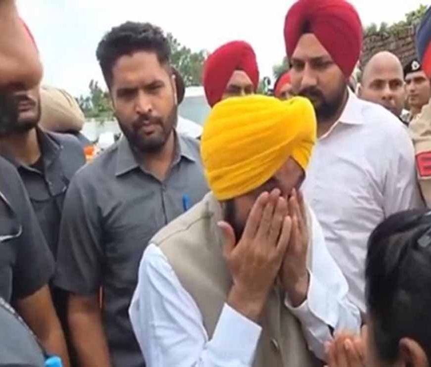 पंजाब बाढ़ पीड़ितों से मिले CM मान, हालात देख भावुक होकर रो पड़े