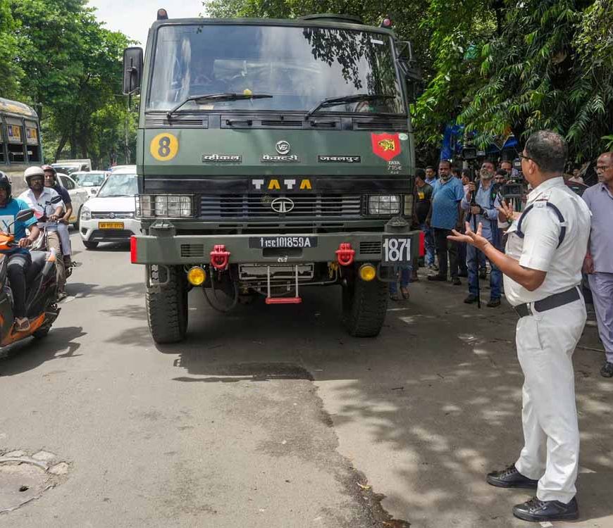 कोलकाता में पुलिस ने रोका सेना का ट्रक, TMC का मंच गिरने के अगले दिन हुई कार्रवाई