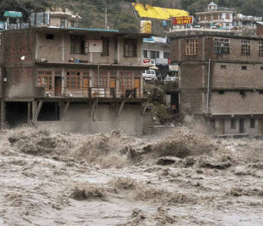 हिमाचल में रेड अलर्ट: 1,300 से ज्यादा सड़कें बंद, 2 हजार वाहन फंसे, रेल सेवा ठप