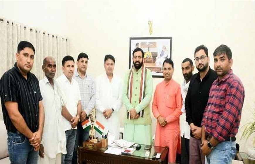 मनीषा के परिजन से मिले CM, सैनी ने भरोसा दिलाया- न्याय में कोई कमी नहीं