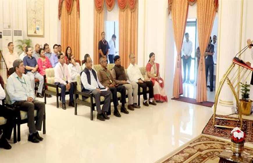 अपने अनुभव और प्रयासों से वंचित और गरीबों की मदद करें : राज्यपाल पटेल