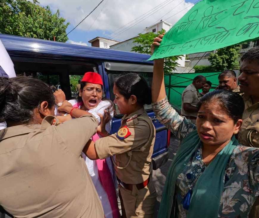लखनऊ में गुलिस्ता कालोनी स्थित उनके आवास पर ज़ोरदार प्रदर्शन किया गया