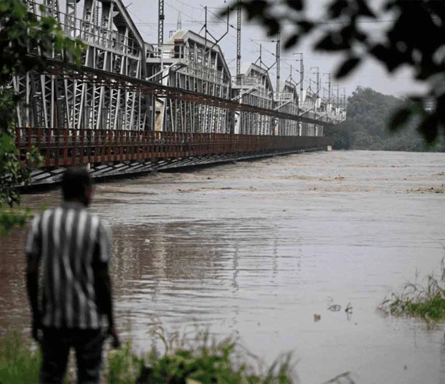 दिल्ली में हाहाकार: यमुना 207 मीटर पार, लोग बिस्किट खाकर कर रहे गुजारा