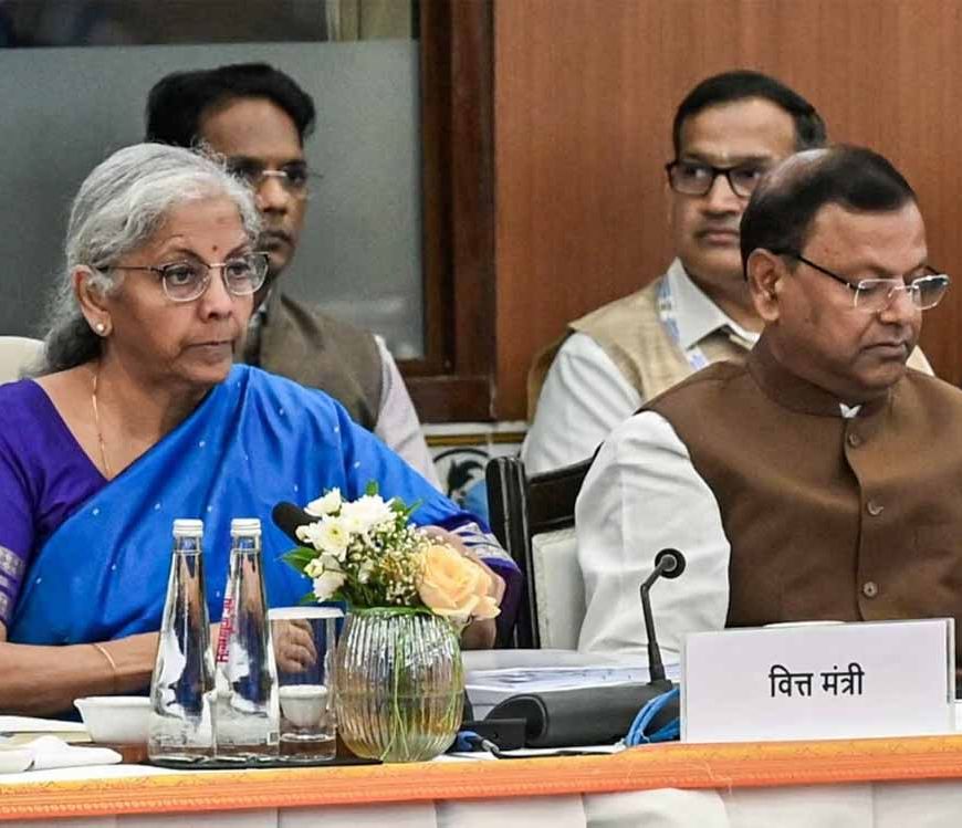जूते-चप्पल और कपड़े होंगे सस्ते, GST काउंसिल ने घटाए टैक्स स्लैब