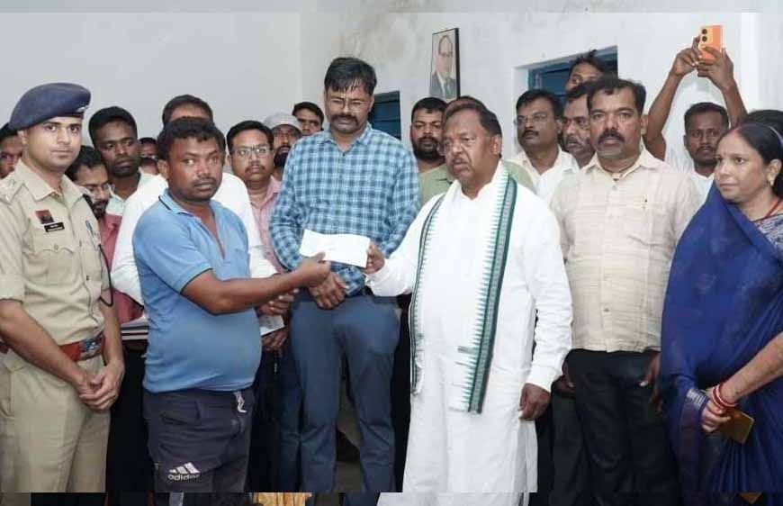 रायपुर : लुत्ती बांध टूटने से प्रभावित परिवारों से मिले कृषि मंत्री,  बंधाया ढांढस, हर संभव मदद करने दिलाया भरोसा