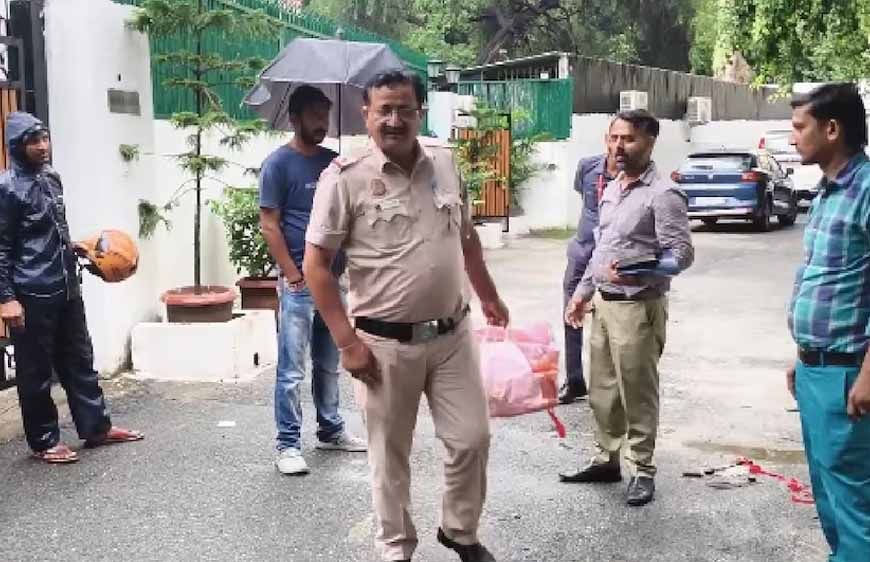 भोपाल के शारिक मछली का गुर्गा दिल्ली में NHRC मेंबर को मिठाई देकर मनाने पहुंचा