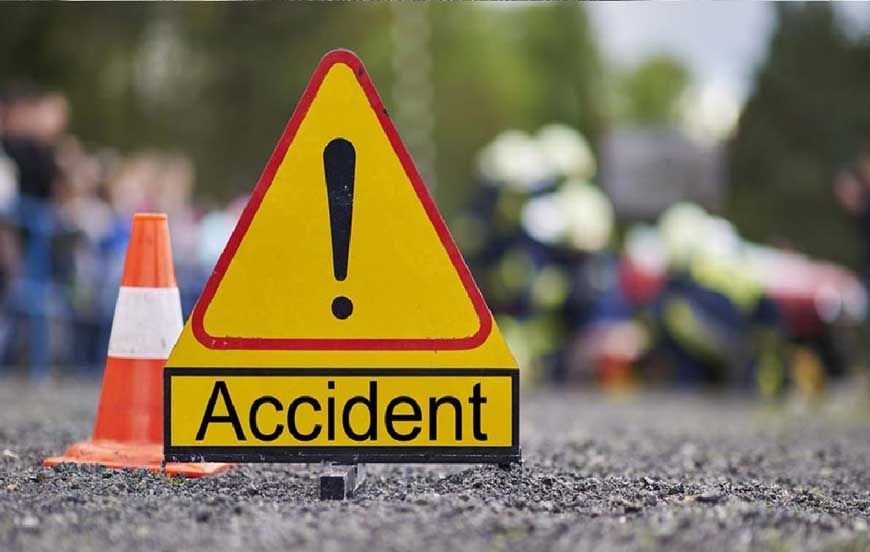 पटना में दर्दनाक हादसा: ट्रक से भिड़ी कार, 5 कारोबारियों की मौत – बॉडी काटकर निकाली गई