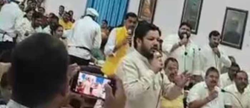 मेयर पर बरसे बीजेपी पार्षद, विपक्ष संग किया विरोध प्रदर्शन, सदन में हंगामा