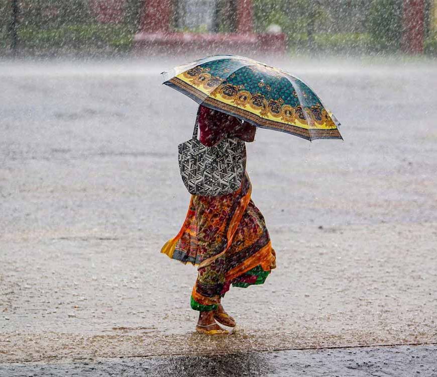 यूपी में मौसम का कहर: 11 जिलों में भारी बारिश का अलर्ट, पारा 4° गिरा