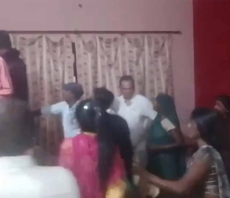 समोसा न मिलने पर पति को पीटा, पंचायत में हुआ हंगामा, पत्नी ने परिजनों से भी कराया प्रहार