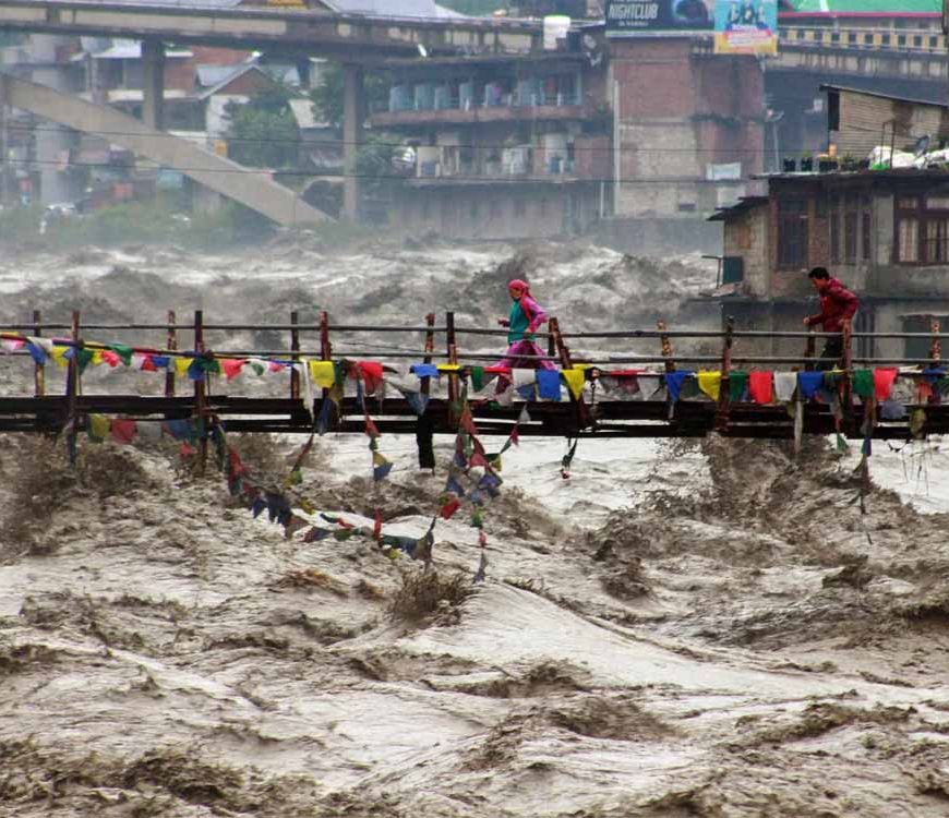 SC ने पहाड़ी राज्यों में बाढ़ पर जताई गंभीर चिंता, पेड़ कटाई पर केंद्र-राज्य सरकारों को नोटिस