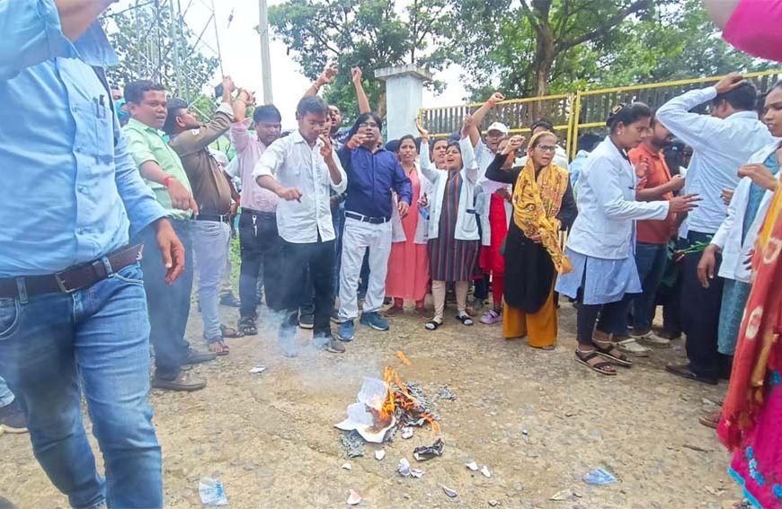 बर्खास्तगी के विरोध में NHM कर्मचारियों का हंगामा, पूरे प्रदेश में आंदोलन और सामूहिक इस्तीफे