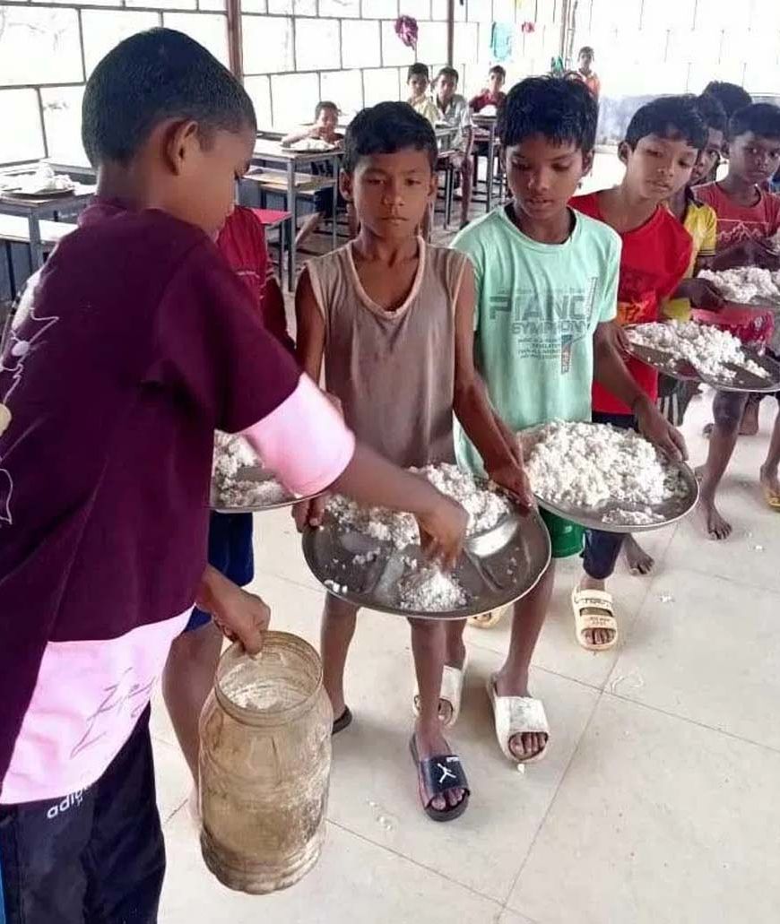 आश्रम में छात्रों के खाने में बड़ा घालमेल, चावल के साथ सिर्फ नमक परोसा गया – प्रभारी निलंबित