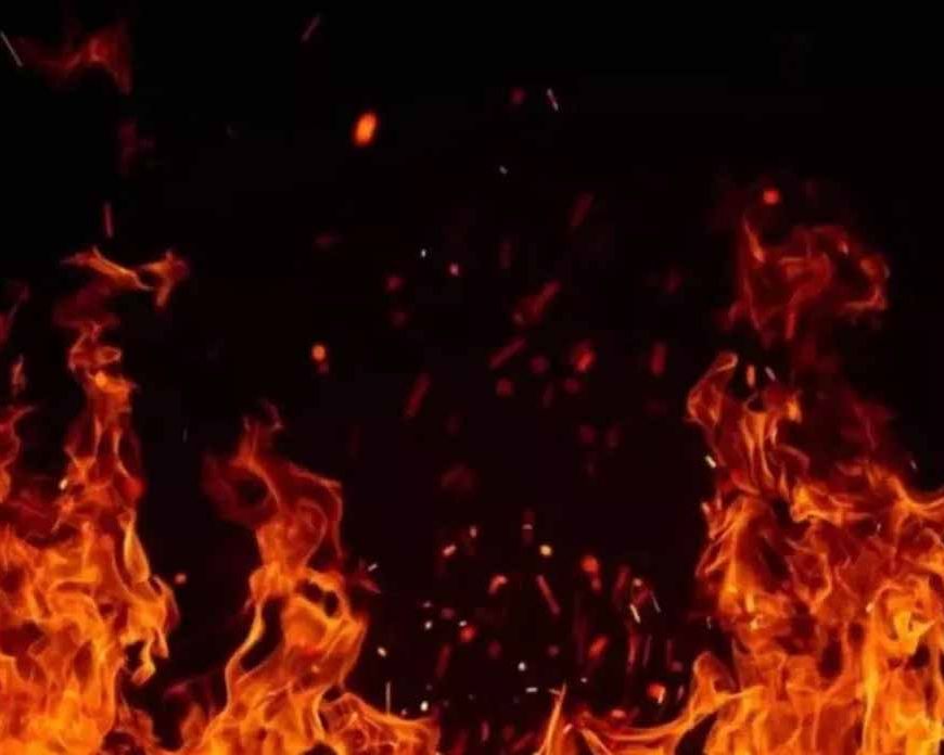 डीटीसी बस में लगी भीषण आग, मोटरसाइकिल से टक्कर के बाद यात्री बाल-बाल बचे