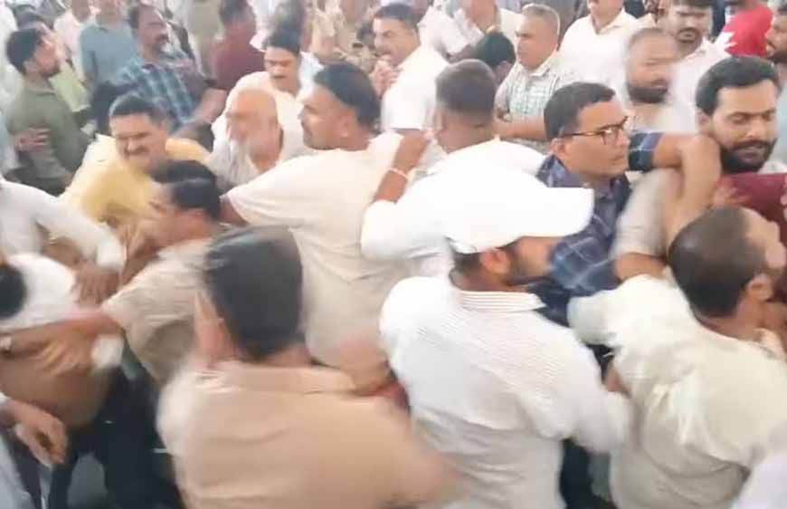उत्तराखंड कांग्रेस की बैठक में बवाल: दो गुटों में मारपीट, वरिष्ठ नेता के फटे कपड़े