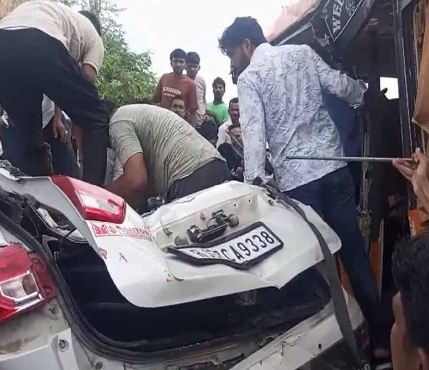 डीडवाना-कुचामन मार्ग पर भीषण हादसा: कार के ऊपर पलटी निजी बस, दो की मौत, 19 घायल
