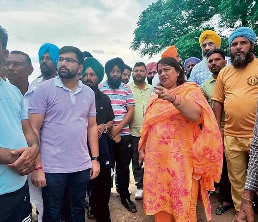 विधायक नीना मित्तल का घग्गर किनारे गांवों में दौरा, ग्रामीणों से की चर्चा