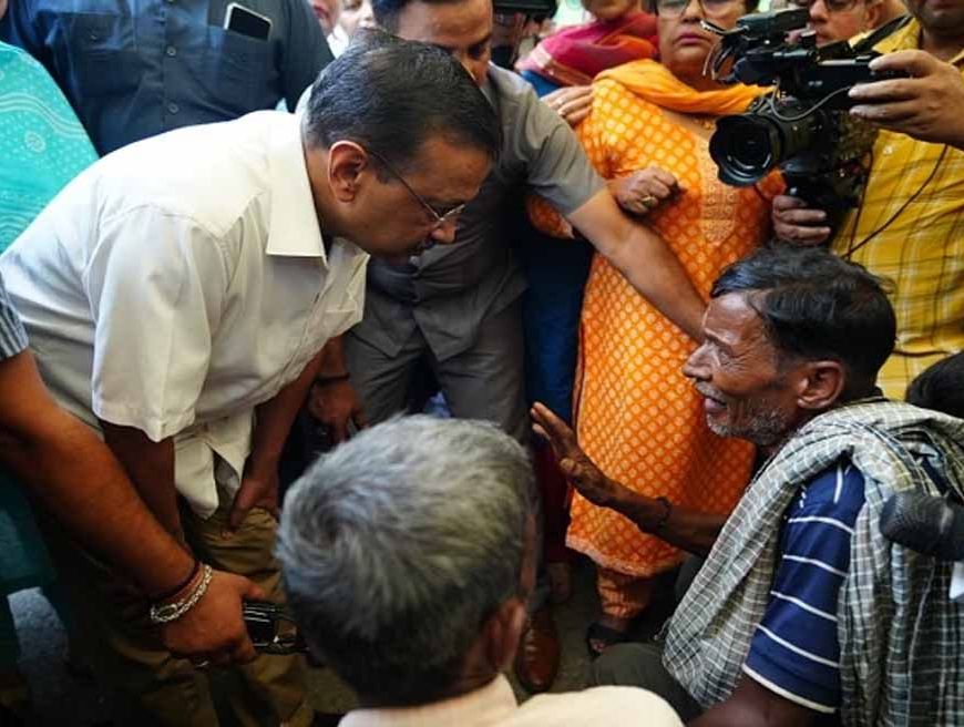 अरविंद केजरीवाल पहुंचे राहत शिविर, जनता बोलीं- पहले सब सुविधाएं मिलती थीं, अब नहीं