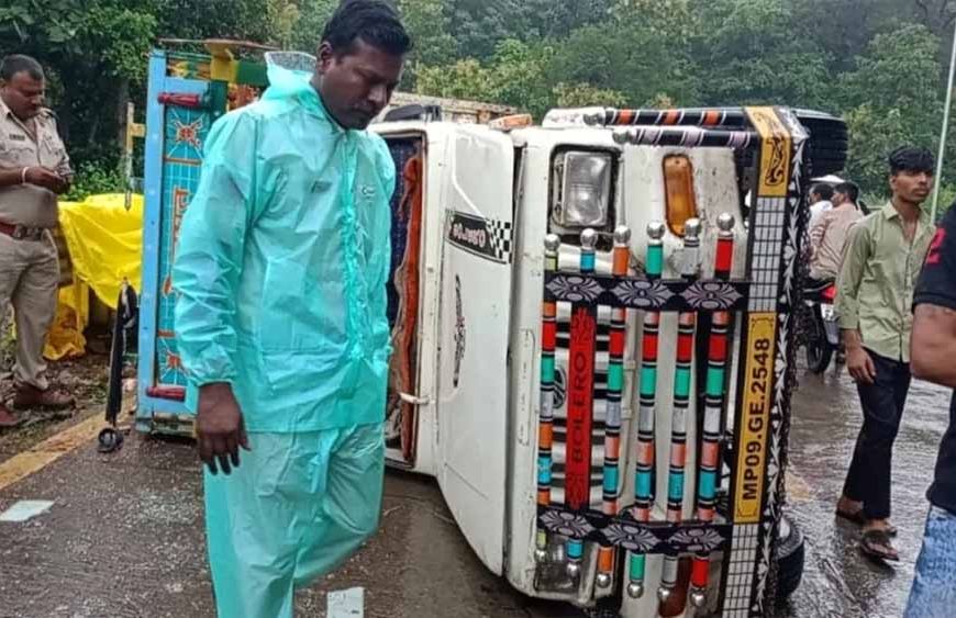 खंडवा गणेश विसर्जन हादसा: लोडिंग वाहन पलटा, 20 लोग घायल, 10 रेफर