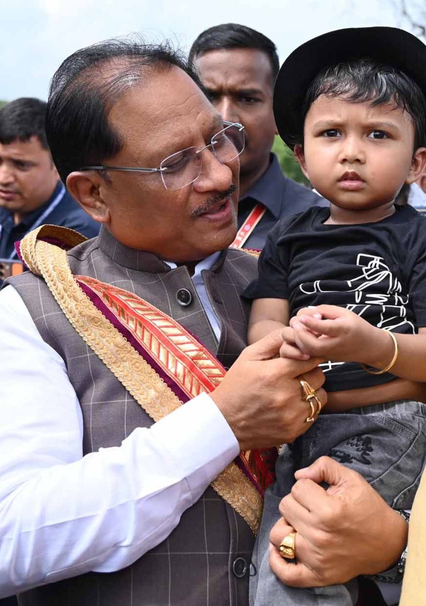 सरल और सहज मुख्यमंत्री विष्णु देव साय का दिखा अपनत्व, नन्हे इवान को गोद में लेकर किया दुलार