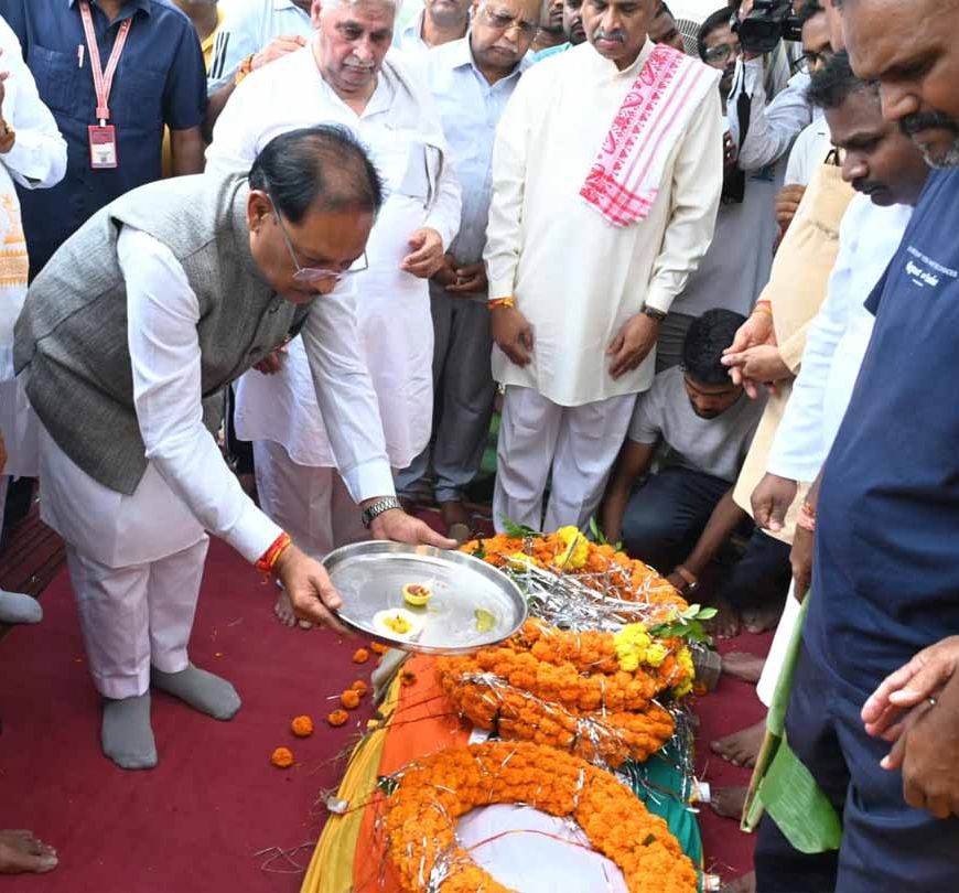 मुख्यमंत्री साय ने पूर्व प्रांत प्रचारक श्रद्धेय श्री शांताराम जी को दी श्रद्धांजलि