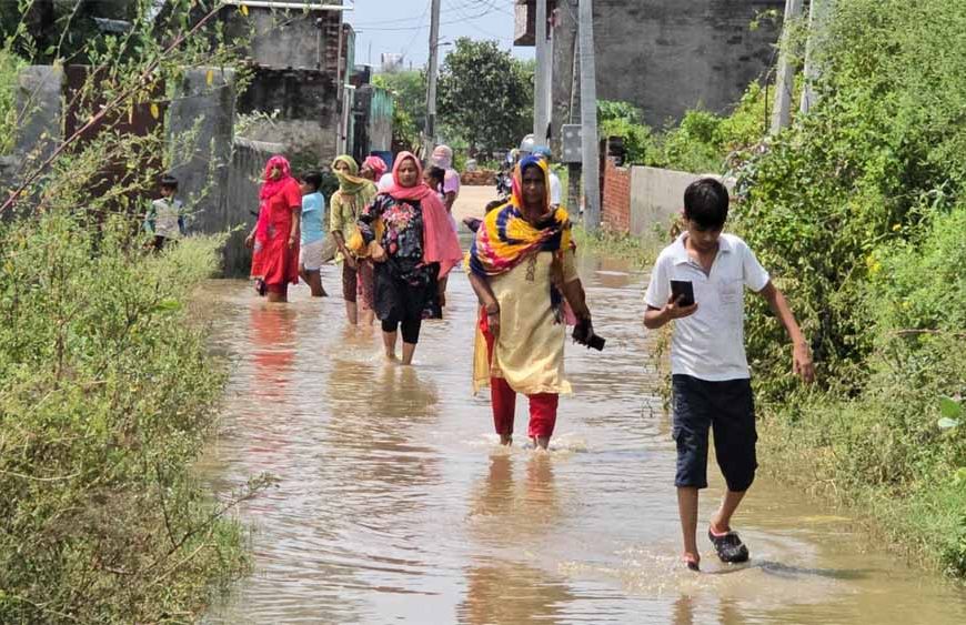 झज्जर की महिलाएं सड़क पर उतरीं, जलभराव से हाहाकार – बादली रोड हुआ जाम