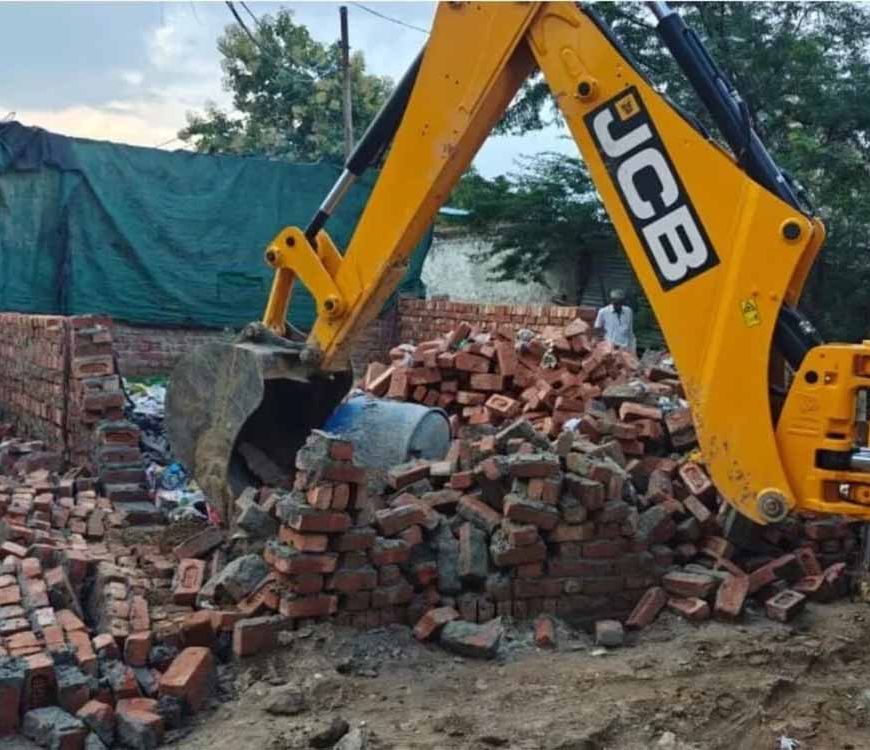 संभल में बुलडोजर ने मचाया कहर, सपा विधायक के कब्जे से मुक्त हुई सरकारी जमीन
