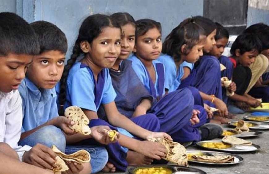 स्कूल की कैंटीन में कीड़े, बच्चों की सुरक्षा पर सवाल – प्रिंसिपल को मिला नोटिस
