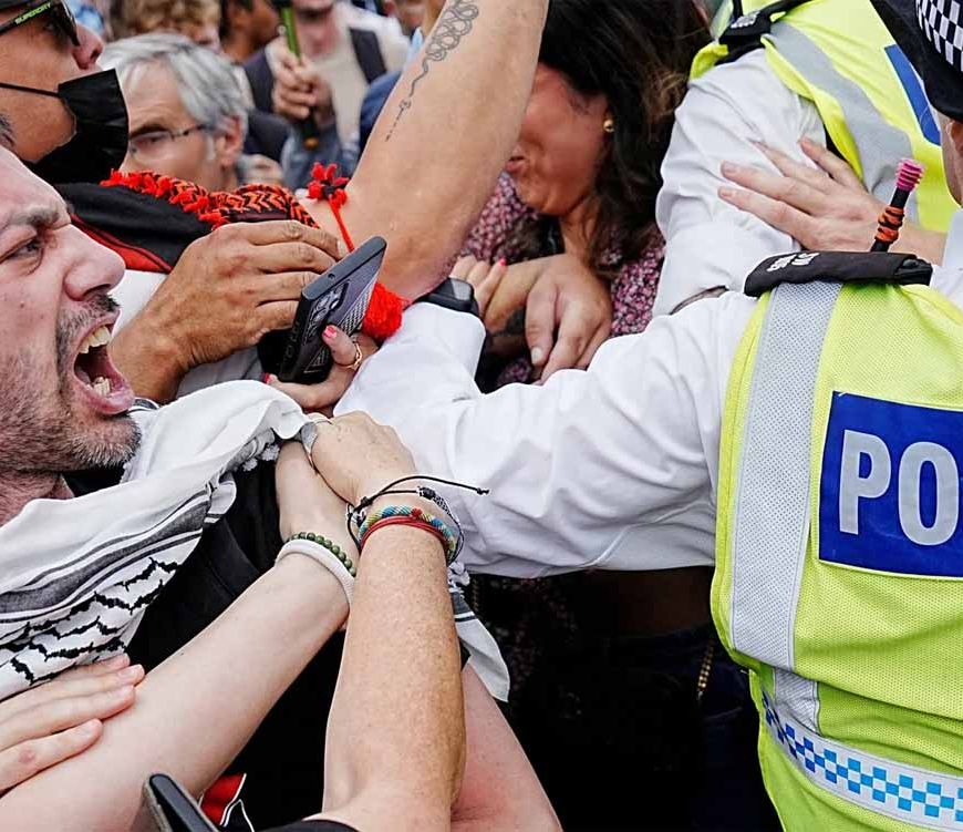 ब्रिटेन में संसद के बाहर हंगामा: 400 से अधिक गिरफ्तार, जानिए क्यों भड़के प्रदर्शनकारी