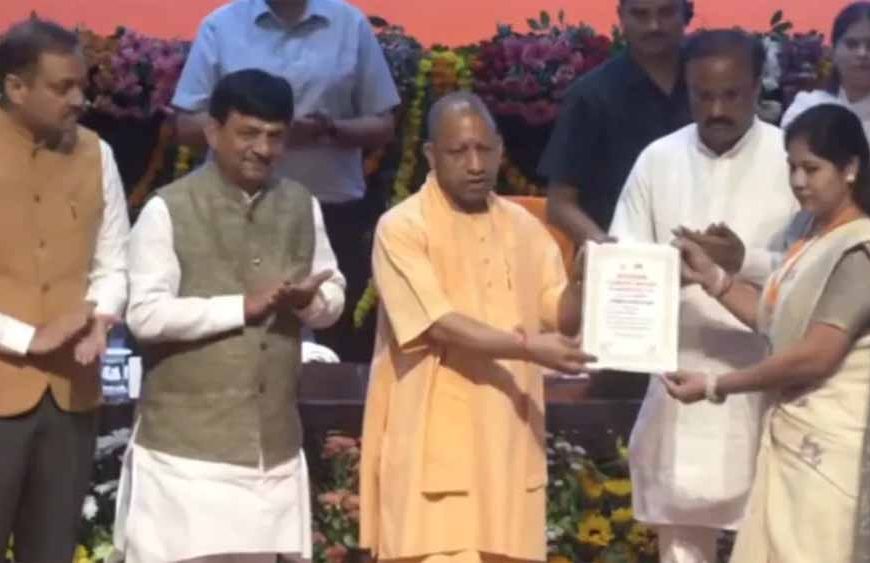 मुख्यमंत्री योगी ने अनुदेशकों को नियुक्ति पत्र सौंपा, कहा- ईमानदारी से प्रदेश की सेवा करें