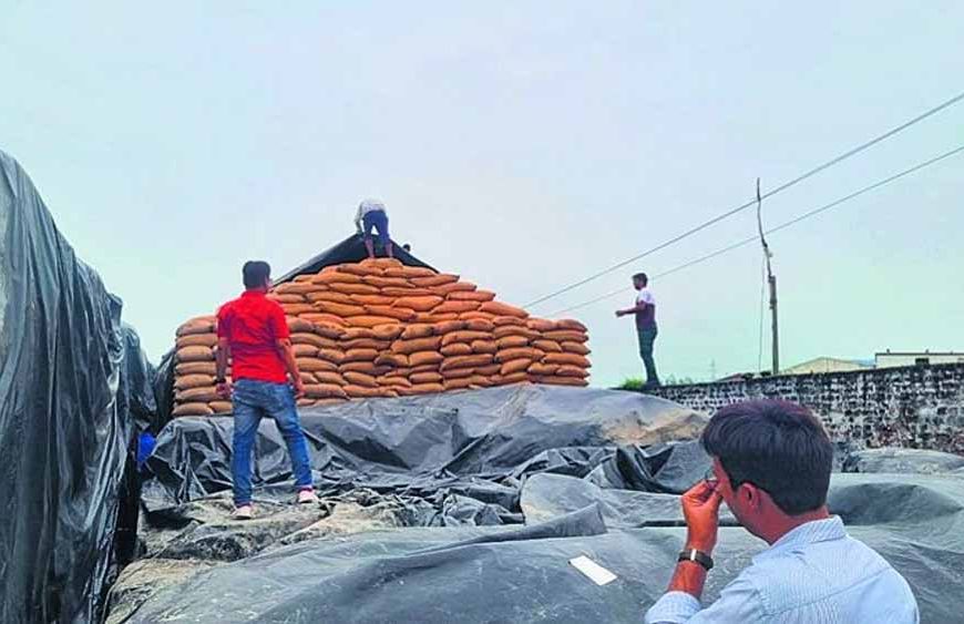 CM फ्लाइंग टीम ने तरावड़ी के गोदामों में मारा छापा, 20 हजार अतिरिक्त गेहूं के बैग बरामद