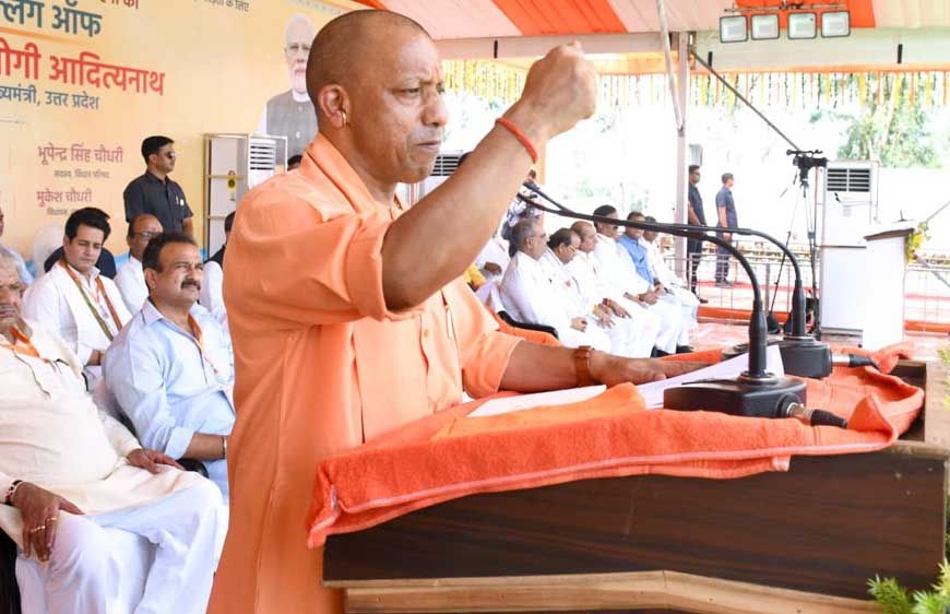 बाढ़ पीड़ितों के लिए राहत सामग्री मानवीय संवेदना की महत्वपूर्ण कड़ी- सीएम योगी